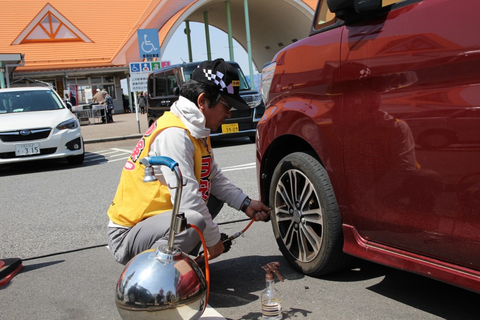 タイヤ点検のようす
