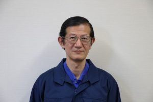 社名変更に伴い作業着も刷新したと語る長坂社長