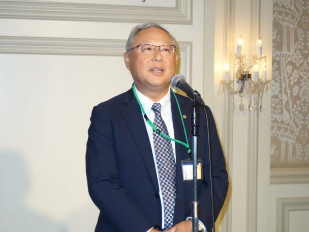 あいさつする新田元庸会長