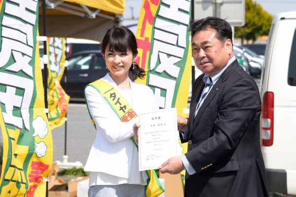 「タイヤ安全点検一日大使」に任命された平井理央さん