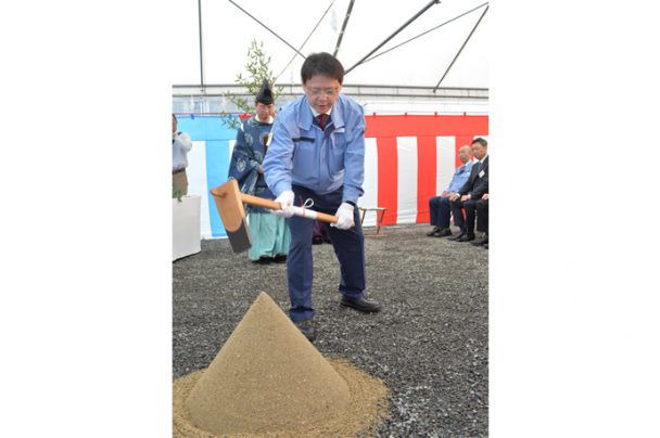 鍬入れする八山所長