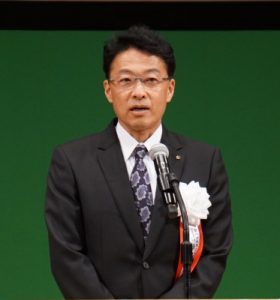 御礼の挨拶をする横田社長