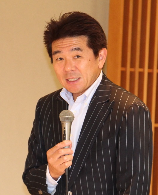 あいさつする西井会長