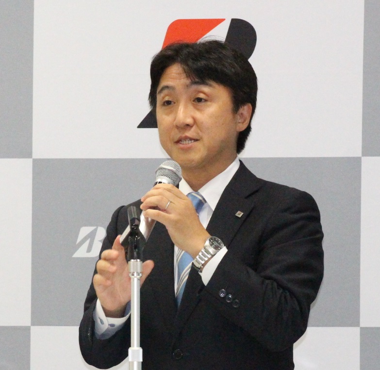 あいさつする横田本部長