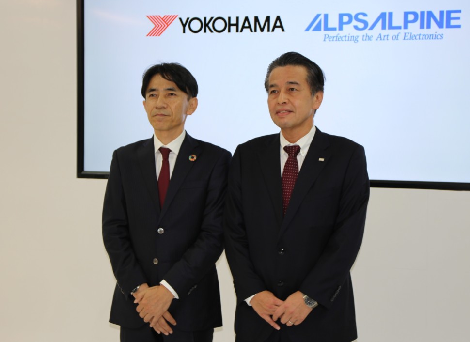 横浜ゴム野呂取締役（左）とアルプスアルパイン・泉執行役員