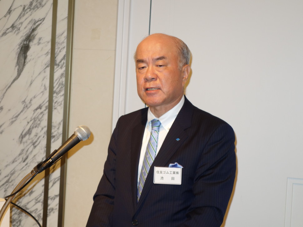 あいさつする池田育嗣会長