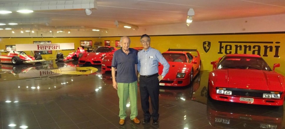 左から個人所有のフェラーリ14台を持つロドルフォコメリオ社の会長と加藤