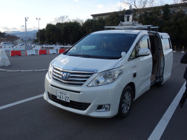 試乗した実証実験車両。スムーズに自動運転が行われた。