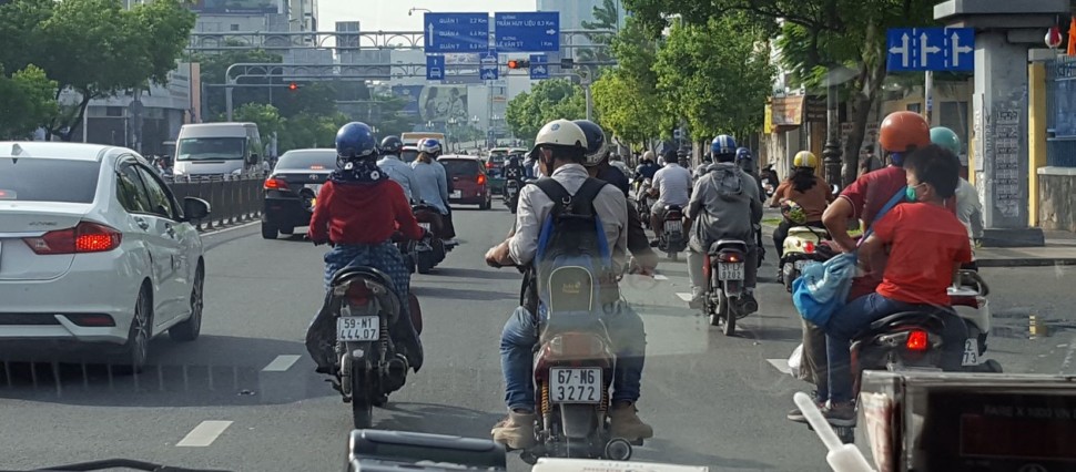 ホーチミン市内をバイクの後ろに乗り観光