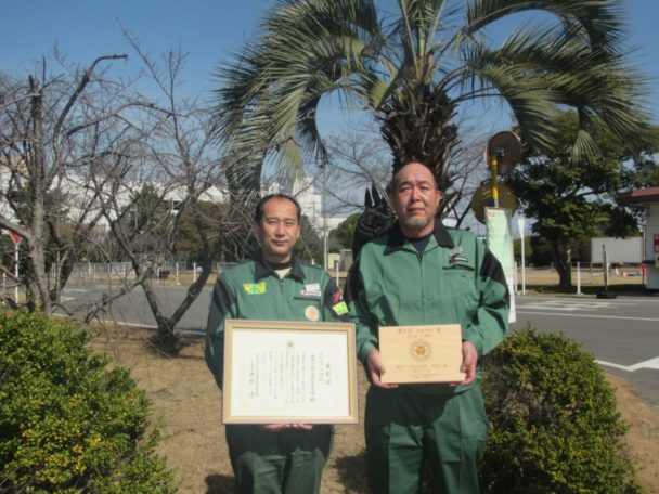 表彰状を手にする尾道工場の飯田工場長（左）と堀井係長