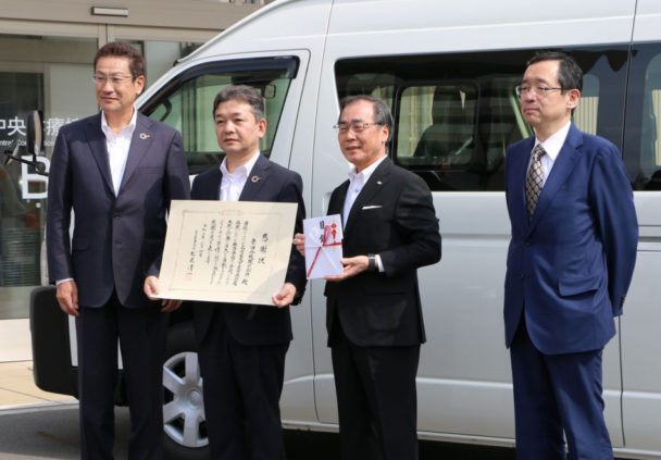 左から同社藤田執行役員、小山副社長、名古屋大学松尾総長、名古屋大学附属病院小寺病院長