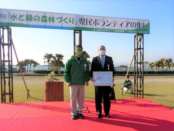 河野宮崎県知事（左）から表彰状を授与される石田工場長