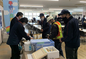 従業員による販売の様子（稲沢工場）