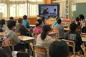 ＺＯＯＭ朝礼での表彰式（稲村小学校にて）