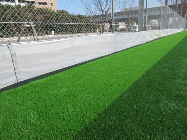 外周バリア人工芝(明るい緑部分)と防球フェンスを利用したバリア（メッシュネット）