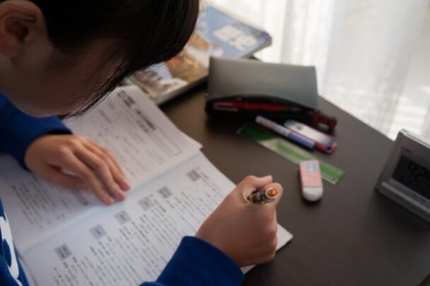 クーポンを活用して学習する児童