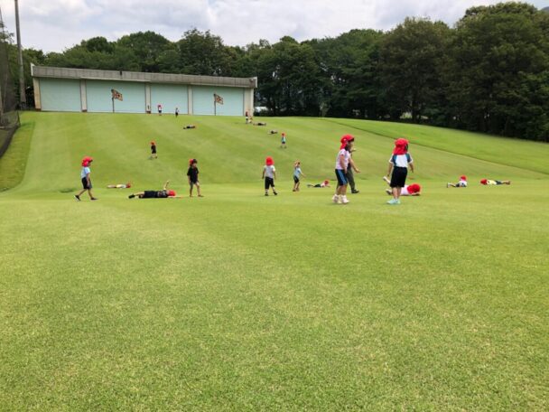 ゴルフ科学センターのテストコースで遊ぶ園児たち