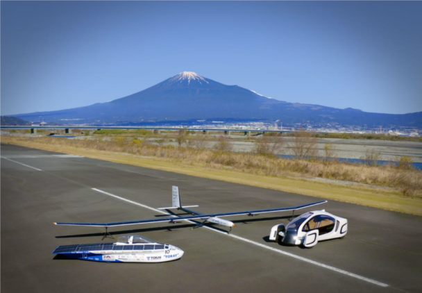 左から、ソーラーカー、ソーラープレーン、コンセプトEV ItoP
