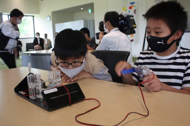 燃料電池の仕組みを学ぶ参加者の様子①