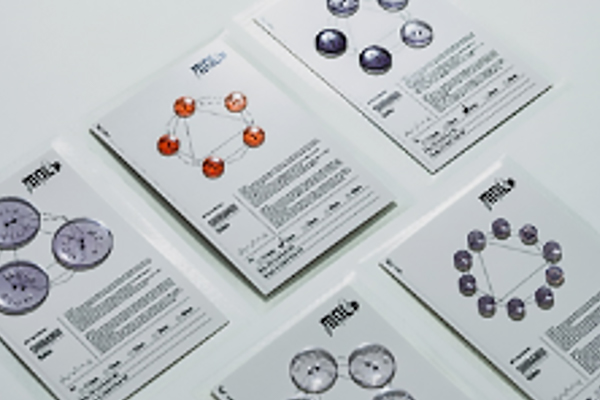 展示作品「太陽の光で色が変わるボタン『SHIRANUI Button』」