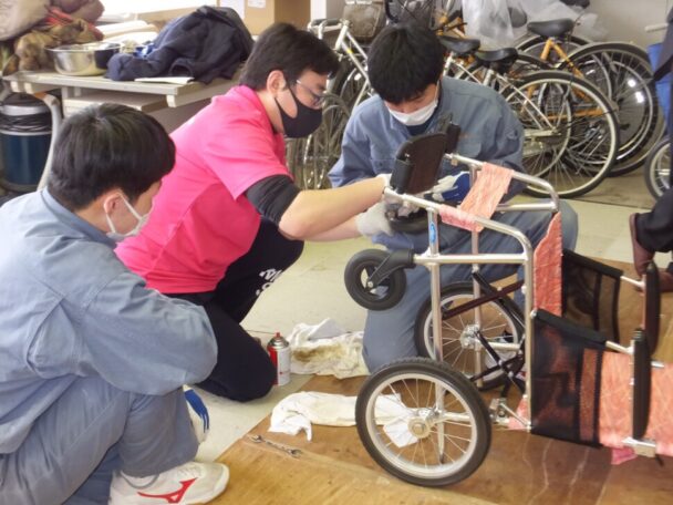 車イス修理指導の様子