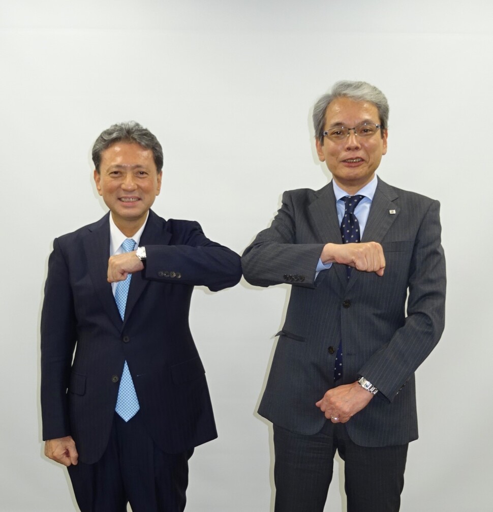 新会長の山石氏と前会長の東氏