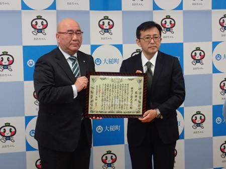 平野大槌町長（左）から感謝状