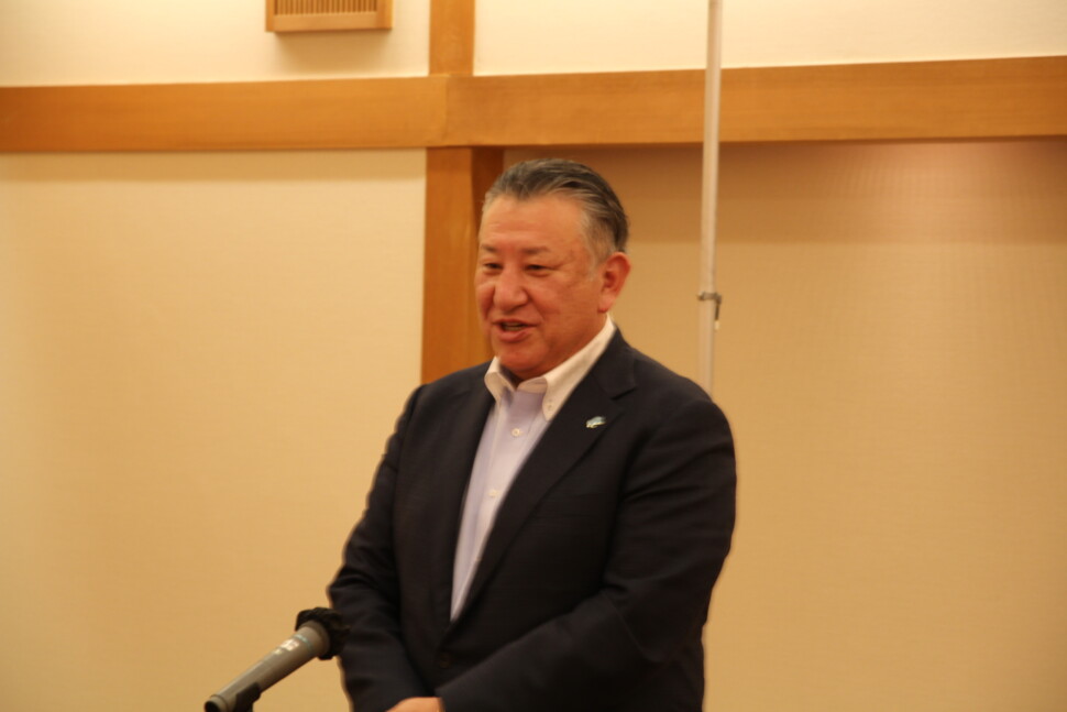 あいさつする澤田会長