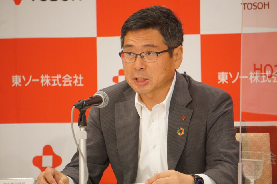 説明する桒田社長