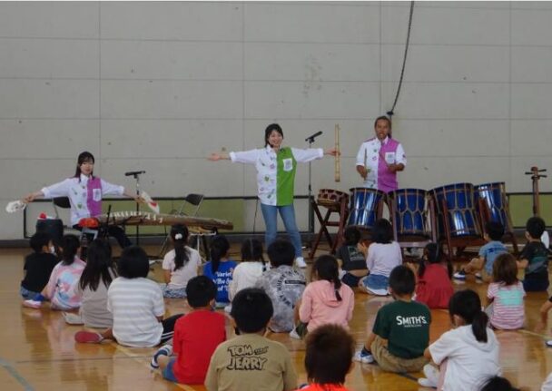 小学生が和太鼓を体験　出光興産、四日市で開催