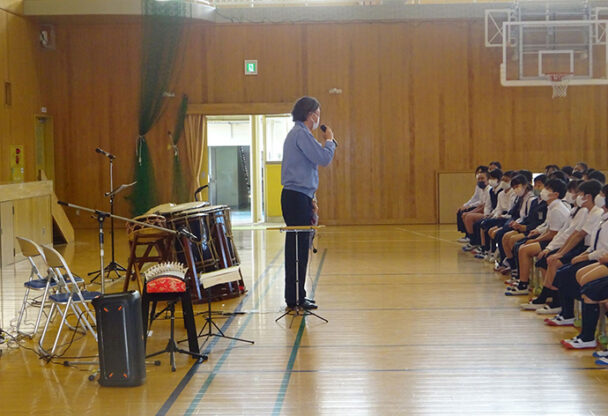 小学生が和楽器体験　出光興産、周南市で開催
