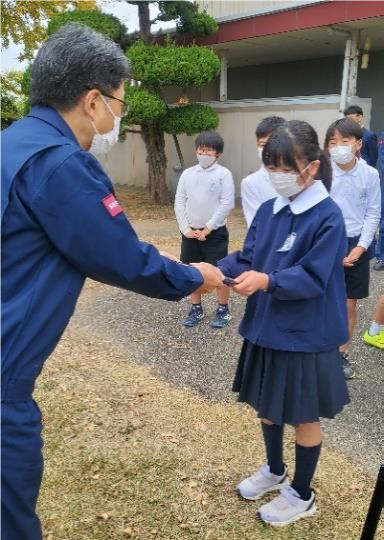 植樹記念プレートを授与