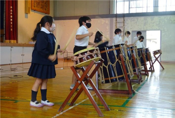 和太鼓の演奏体験の様子