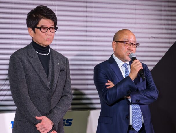 哀川翔総監督(左）と清水社長（右）