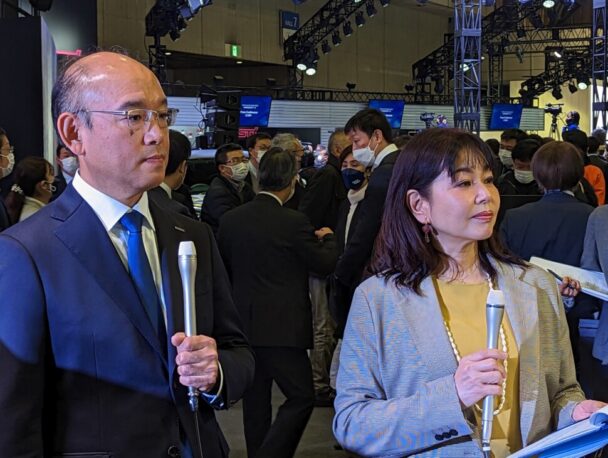 モータージャーナリストの竹岡圭氏(右）と技術開発本部長の水谷保氏(左）