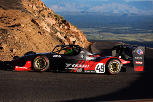 〈Pikes Peak International Hill Climb〉で総合優勝した「ADVAN」装着車(2022年)