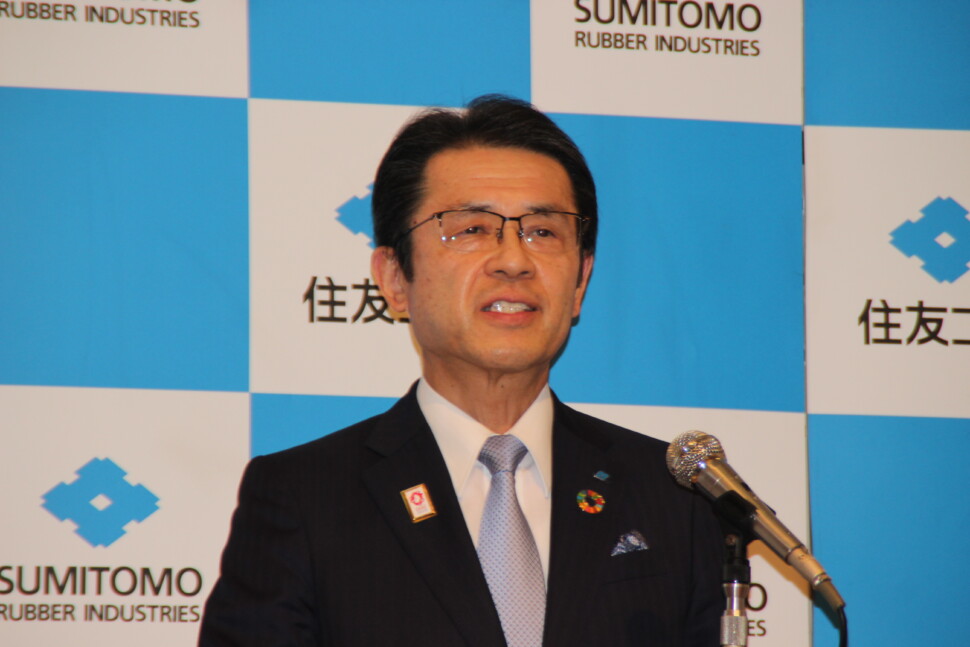 登壇する山本社長