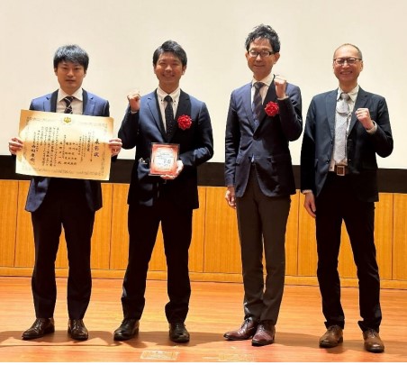 授賞式の様子、（左から薄裕太氏、中川俊彦氏、山崎聡氏、龍昭憲氏）