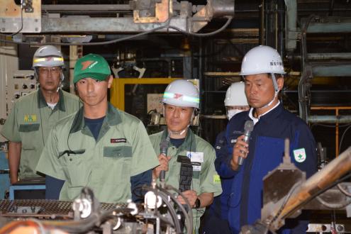 小倉一日監督署長（右端）に安全活動を説明する三重工場の従業員
