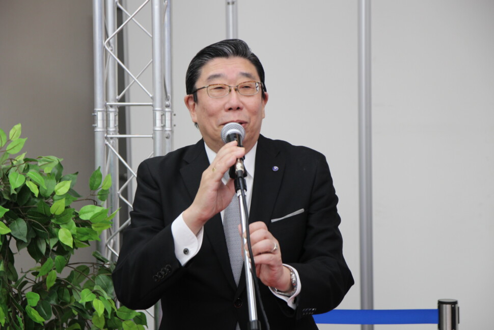 あいさつする加藤社長