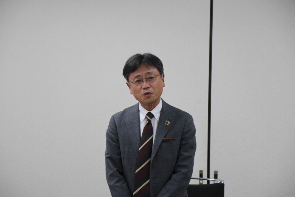 あいさつする顕谷新会長