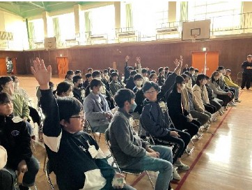 発光の仕組みなどを学ぶ小学生