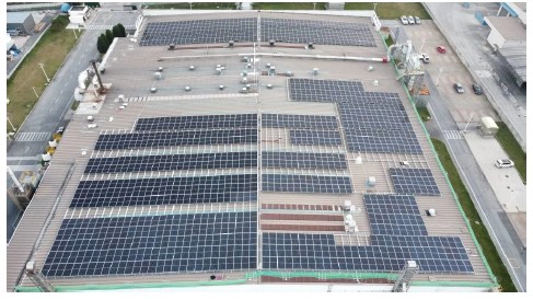 屋上の太陽光発電システム