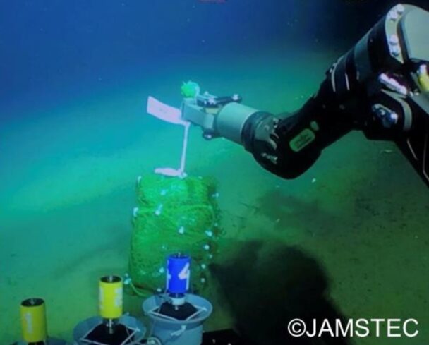 生分解性プラスチック深海底設置の様子