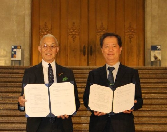 藤原誠東京国立博物館長（右）と菅原公一代表取締役会長（左）