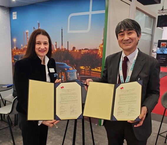ドイツゴム協会（Dr.Bergmann副会長）と日本ゴム協会（網野会長）の提携契約調印