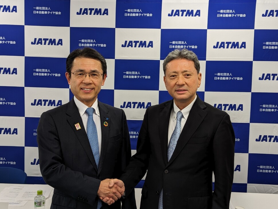 新会長の山本氏と前会長の山石氏