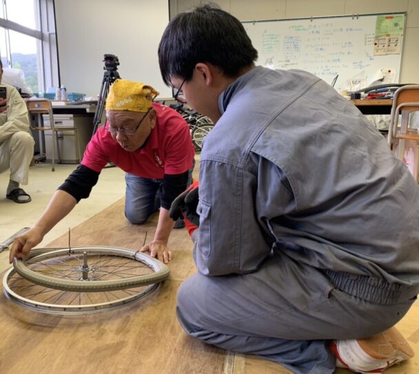 車イス修理指導の様子