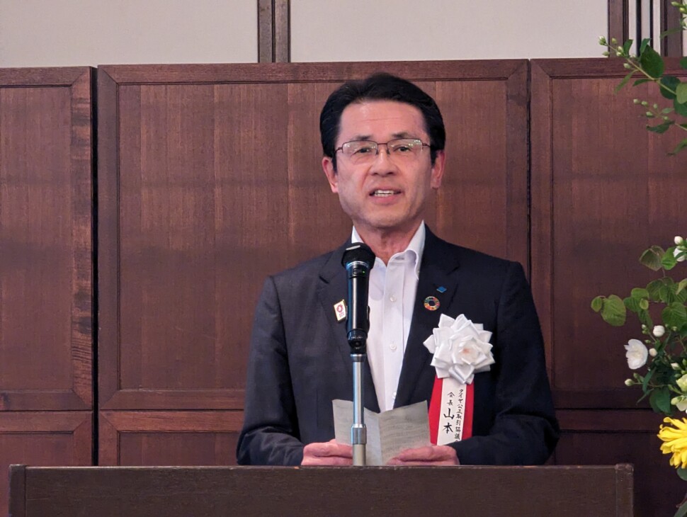 あいさつする山本会長
