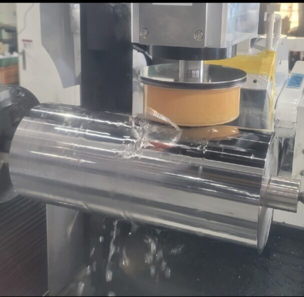 ゴム用機械特集　水口製作所　カップ砥石ユニットを提案　表面のコーティングする高技術ＰＲ